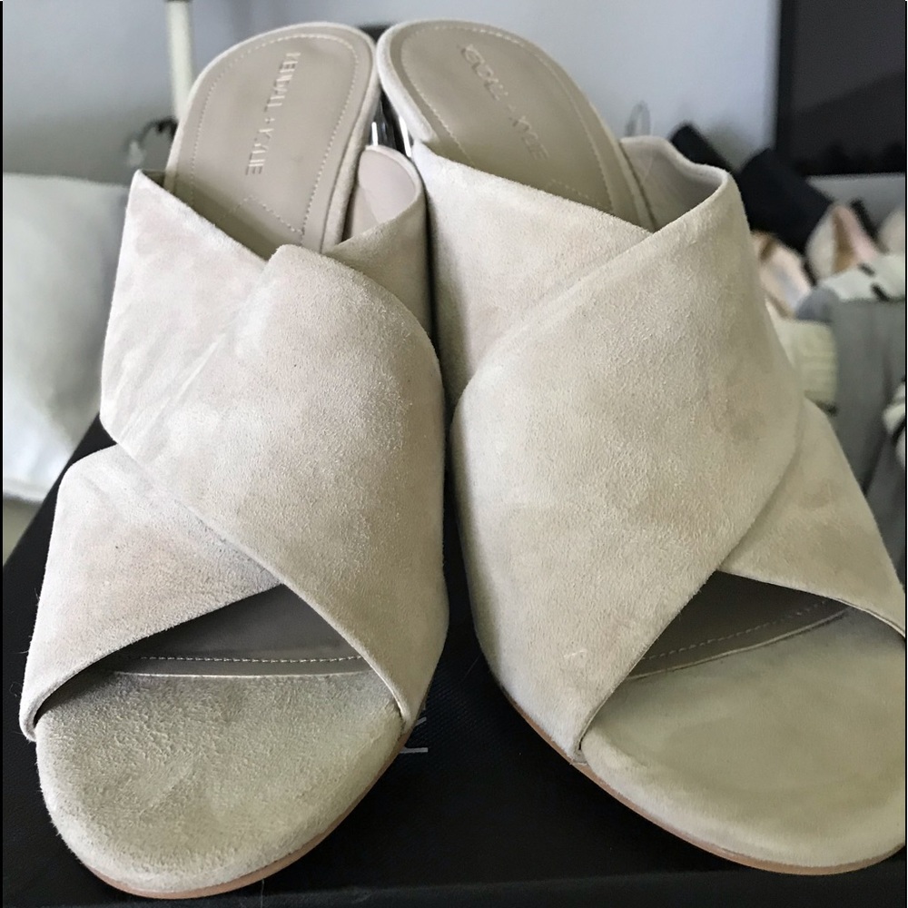 Beautiful brand new Kendall & Kylie Heels